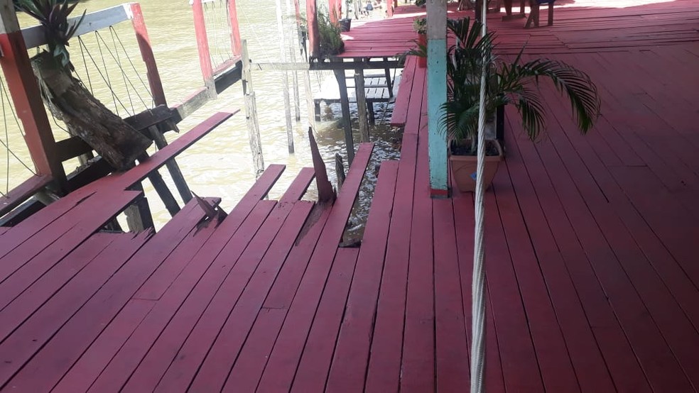 Piso de restaurante desaba durante selfie de clientes