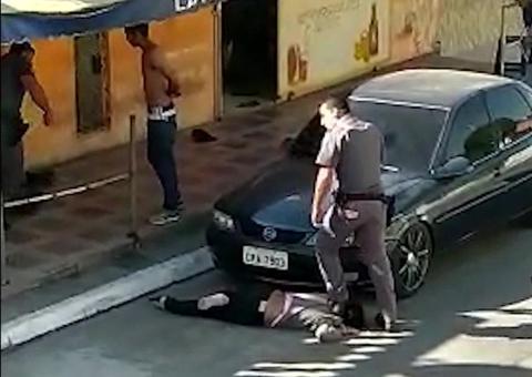 PMs que pisoteraram pescoço de mulher negra são afastados do cargo