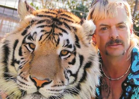 Policiais investigam denúncia de restos humanos em zoo do documentário 'Tiger King'
