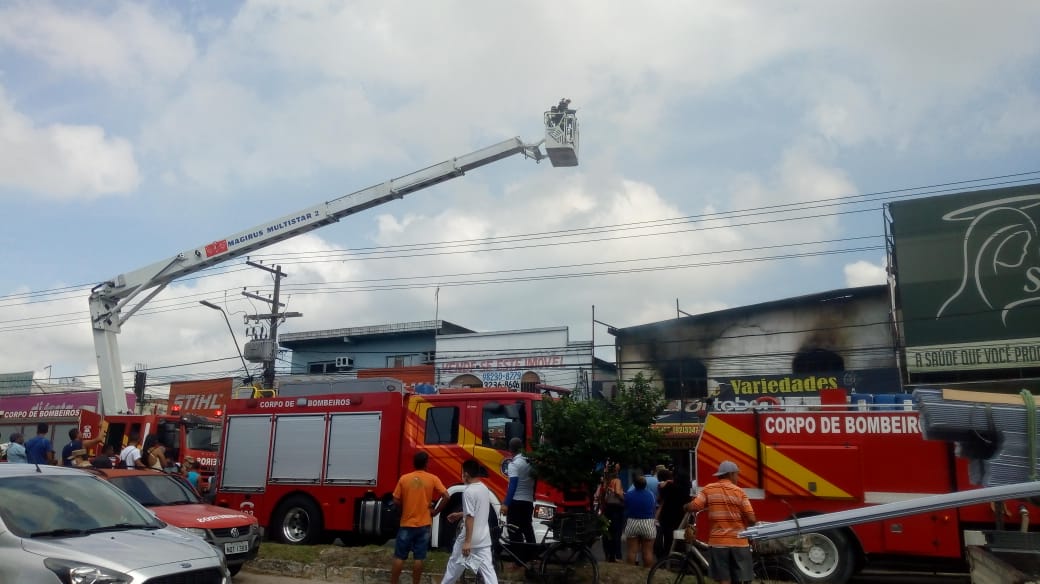 Incêndio consome loja de colchões em Manaus