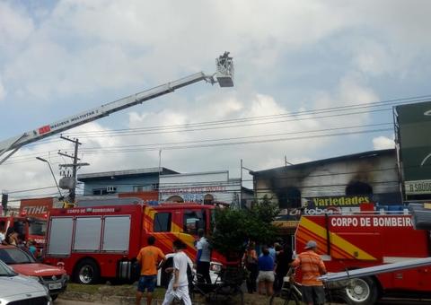 Incêndio consome loja de colchões em Manaus