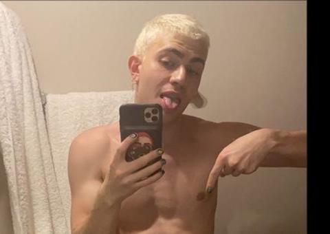 Leo Picon posa de nu frontal e choca internautas: 'três pernas'