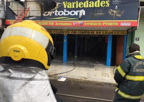 Incêndio destrói loja de colchões e causa caos no trânsito em Manaus