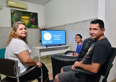 Estudante de 6 anos inicia alfabetização pelo Aula em Casa no Amazonas