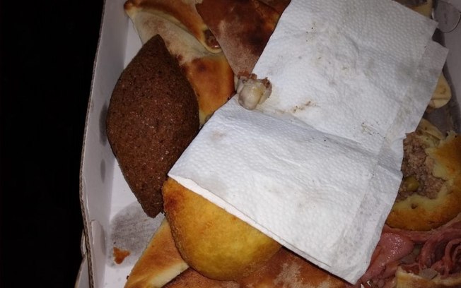 Adolescente encontra dedo humano decepado ao comer esfirra