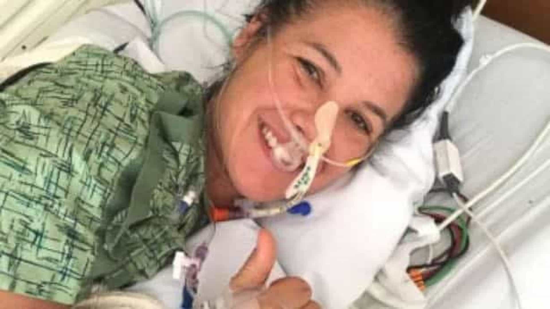 Mulher dá murro em olho de tubarão durante ataque 