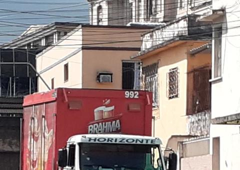 Cervejas caem de caminhão da Brahma em Manaus; vídeo