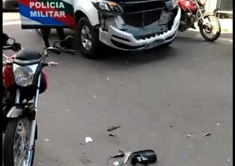 Viatura da PM fica destruída após batida durante perseguição policial em Manaus 