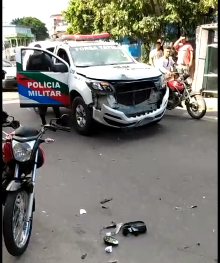 Viatura da PM fica destruída após batida durante perseguição policial em Manaus 