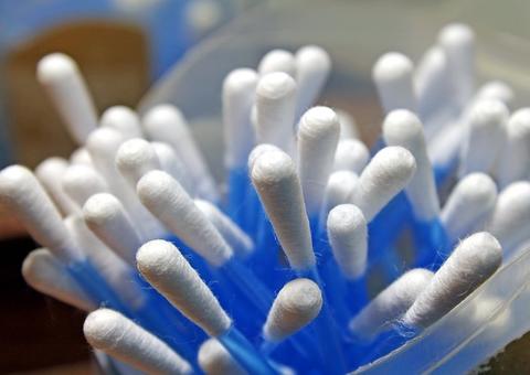 Truque com cotonete para se livrar das olheiras; veja 