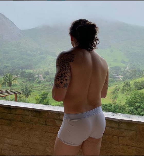 Whindersson Nunes surge só de cueca e alfineta deputado após discussão