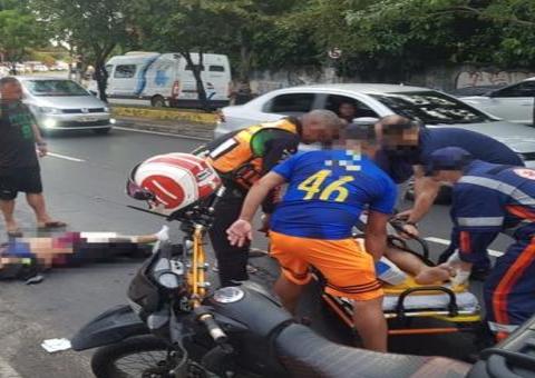 Casal fica ferido ao cair de motocicleta e ser atropelado por carro em Manaus
