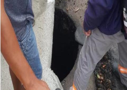 Atropelado, casal escapa de cair em bueiro na av. Efigênio Sales; trânsito está caótico