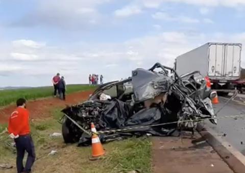 Após matar pai a facadas, filho foge de carro e morre em acidente na estrada 