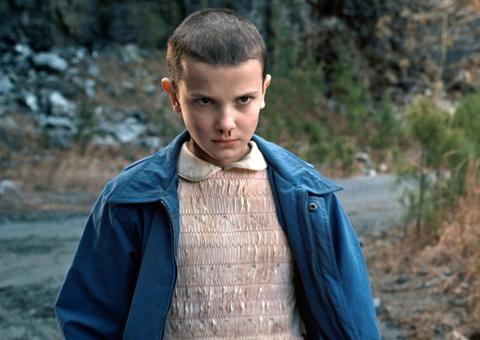 Millie Bobby Brown choca fãs com novo visual em Enola Holmes