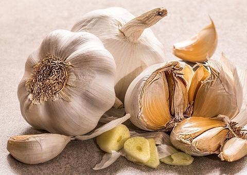 Dicas para tirar o cheiro de alho das mãos