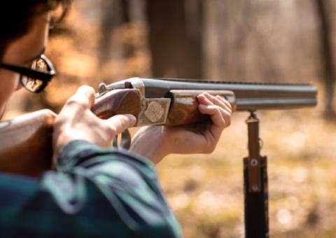 Homem morre baleado por amigo após ser confundido com animal 