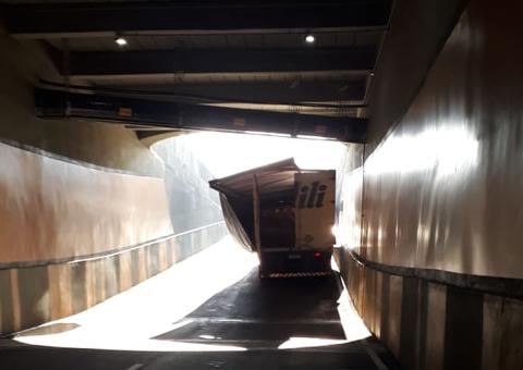 Motorista é multado por passar com veículo acima das dimensões em complexo viário