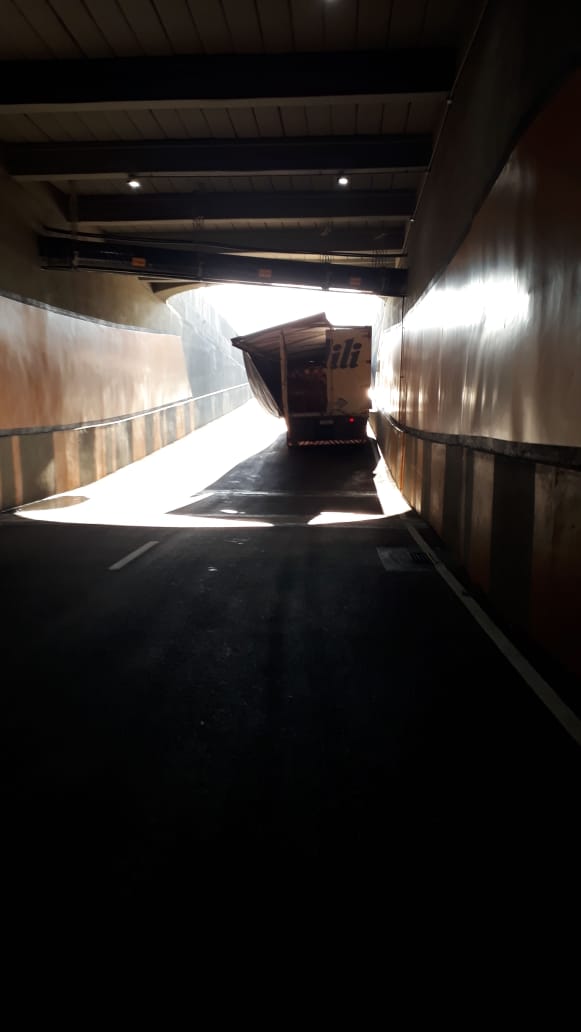 Motorista é multado por passar com veículo acima das dimensões em complexo viário