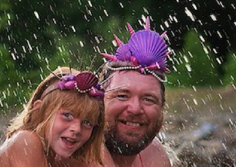 Homem se fantasia de sereia para atender pedido da filha e fotos viralizam 