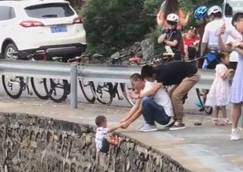 Homem balança criança em penhasco da 'estrada do diabo'