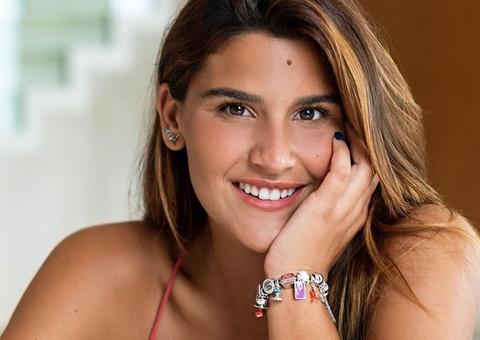 Giulia Costa abusa no decote ao posar 'natural' em fotos