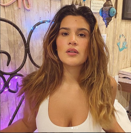 Giulia Costa abusa no decote ao posar 'natural' em fotos