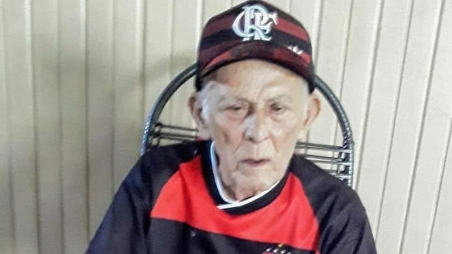 Idoso de 102 anos se recupera de Covid-19 e deixa hospital cantando hino do Flamengo
