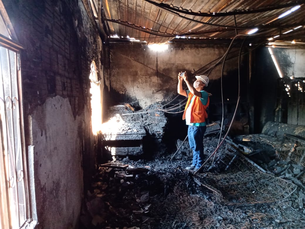 Loja atingida por incêndio em Manaus apresenta rachaduras, mas não tem risco de desabar