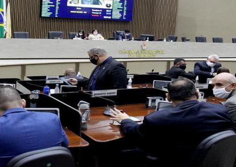 Comitê pede suspensão do aumento salarial para vereadores e prefeito de Manaus