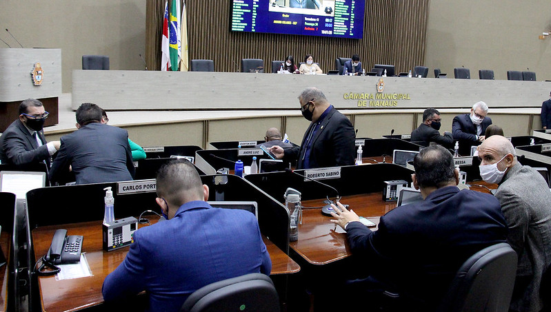 Comitê pede suspensão do aumento salarial para vereadores e prefeito de Manaus