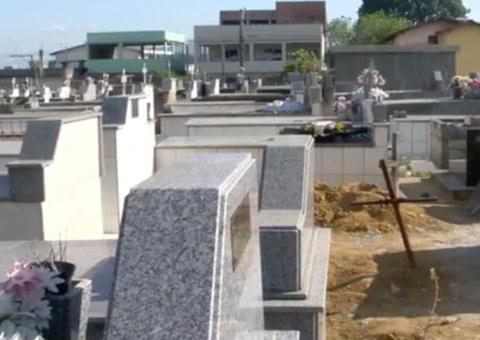 Homem invade cemitério e viola caixões com vítimas de Covid-19