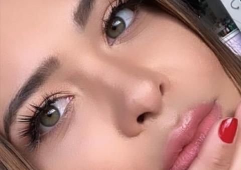 Peladona na cama, Geisy Arruda dá close em bronze e quase mostra o 'boga'