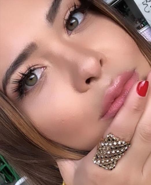 Peladona na cama, Geisy Arruda dá close em bronze e quase mostra o 'boga'