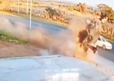 Vídeo impressionante mostra motorista sendo arremessado de veículo; Assista 