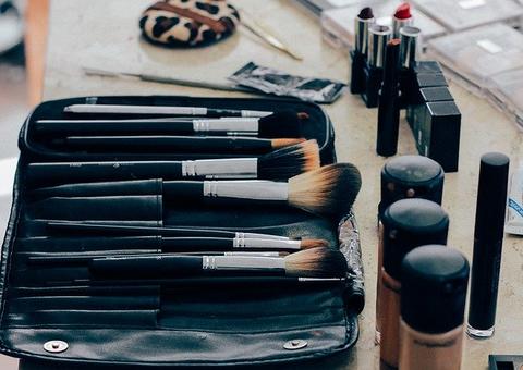 Truque de maquiagem para garantir longa duração da base no rosto; confira