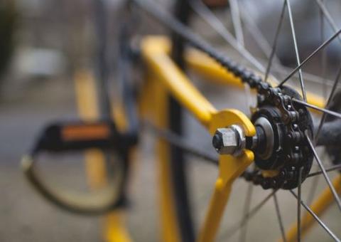 Ciclista desvia de buraco em rua e morre atropelado por ônibus 