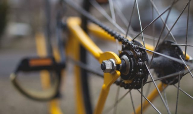 Ciclista desvia de buraco em rua e morre atropelado por ônibus 