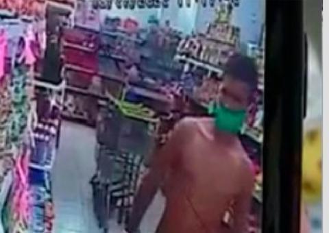 Vídeo mostra jovem sendo agredido após furtar pacotes de leite em pó em Manaus