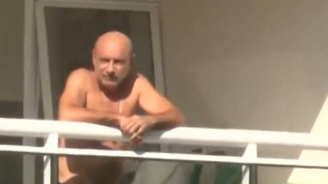 Mensagens mostram que Queiroz usou apartamento de ex de Wassef para se esconder