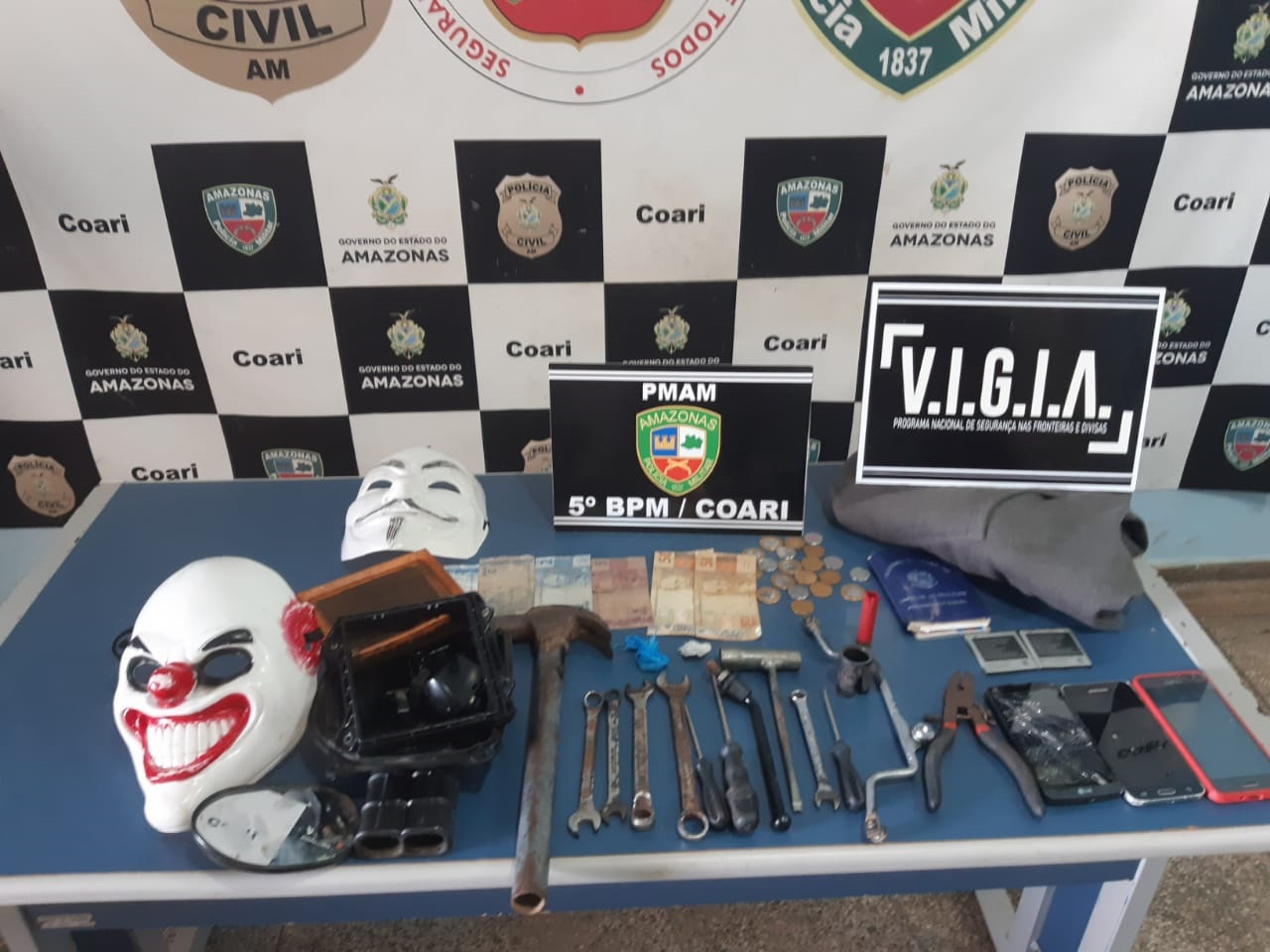 Homem que usava máscara de palhaço para roubar motocicletas é preso no Amazonas