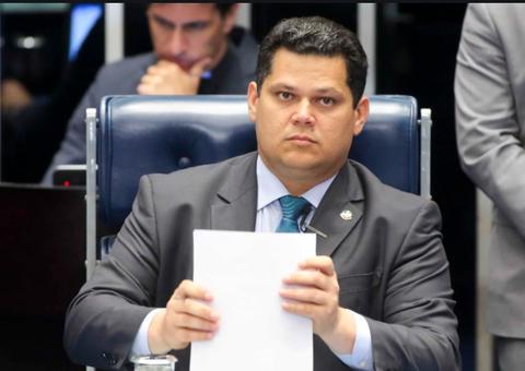 Alcolumbre desconfia que teve celular hackeado após aprovação do projeto contra fake news