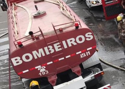 Incêndio em quitinete deixa moradores de vila desesperados em Manaus