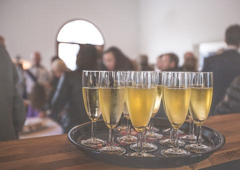 Com curiosos e peladões, festas virtuais têm sequestro falso e xixi em taça de cristal