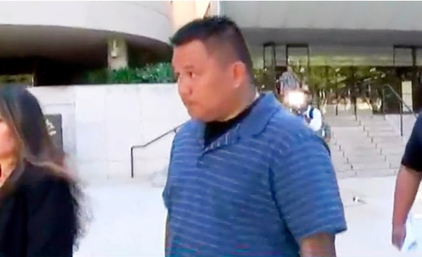 Ex-policial é preso após obrigar morador de rua a lamber privada