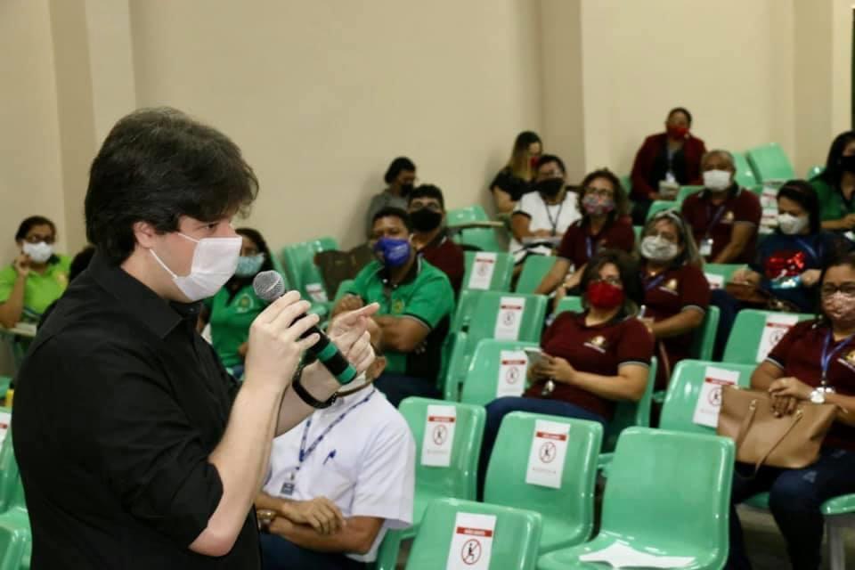 Fabian reúne com gestores e implementa projeto para 440 mil alunos no Amazonas 