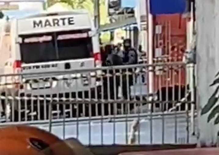 Mala com suposto artefato explosivo é abandonada dentro de banco em Manaus