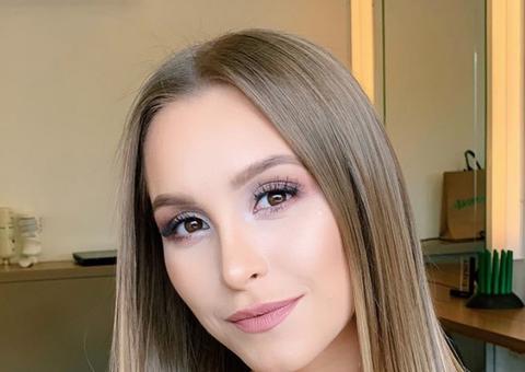 Carla Diaz chora ao revelar tumor na tireoide