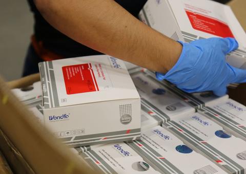 Golpista se passa por gerente da Anvisa e cobra propina para liberar carga de testes de Covid-19