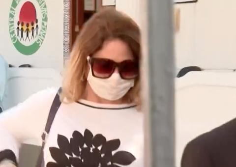 Após ser intimada, esposa de Queiroz coloca tornozeleira eletrônica